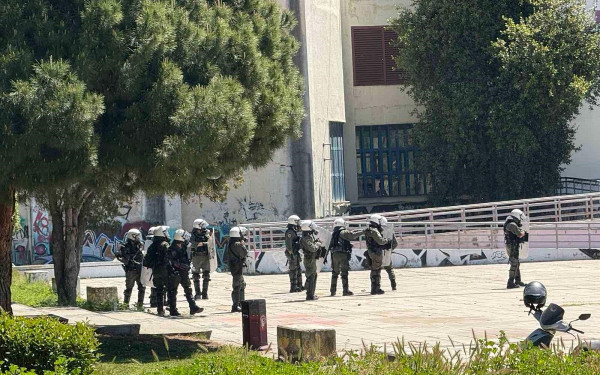 Eπεισόδια στο ΑΠΘ - Πέτρες και δακρυγόνα έξω από τη ΣΘΕ