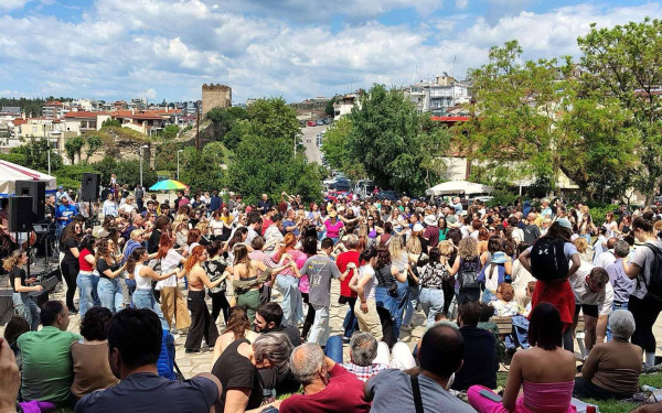 Πρωτομαγιά στην πόλη για εκατοντάδες Θεσσαλονικείς- Γλέντησαν κι έκαναν πικνικ στην Άνω Πόλη (Φωτό, Βίντεο)