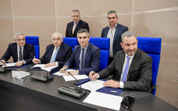 Υπογράφτηκαν οι συμβάσεις για έργα αποκατάστασης του οδικού δικτύου της Θεσσαλίας για τις ζημιές των «Daniel» και «Elias»