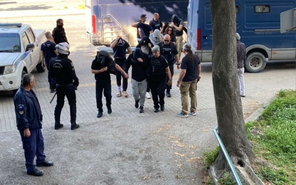 Θεσσαλονίκη: Στα δικαστήρια οι 28 συλληφθέντες για συμμετοχή σε ακροδεξιά εγκληματική οργάνωση (βίντεο)