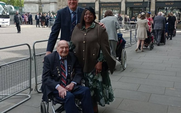 Τζορτζ Νταν: Επιβίωσε από 44 αποστολές βομβαρδισμού στη ναζιστική Γερμανία και γιόρτασε τα 80 χρόνια από το τέλος του Β’ ΠΠ