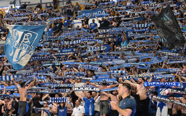 Μπάσκετ: Απίθανη ατμόσφαιρα από τους φίλους του Ηρακλή στο κλειστό της Καρδίτσας (βίντεο)