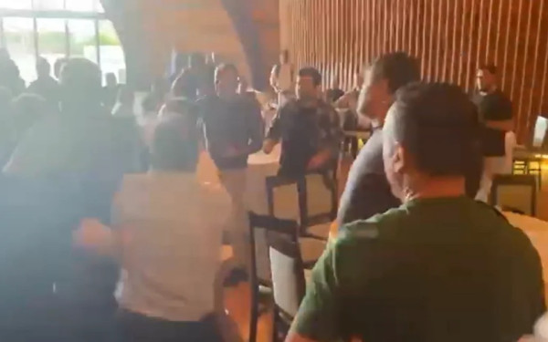 Κοζάνη: Μπουνιές και... γαλλικά στο συνέδριο του Εργατικού Κέντρου - Δείτε βίντεο