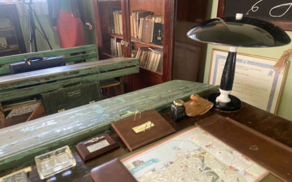 Κρήτη: Βιβλία, σάκες, ποδιές άλλης εποχής εκτίθενται στο 1ο Δημοτικό Σχολείο Ηρακλείου, το «Ανωγειανό»