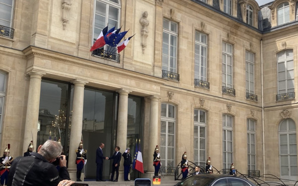 Γαλλία-Γερμανία: Συνάντηση Μερτς-Μακρόν στο Παρίσι στην πρώτη επίσημη επίσκεψη του νέου καγκελάριου στο εξωτερικό