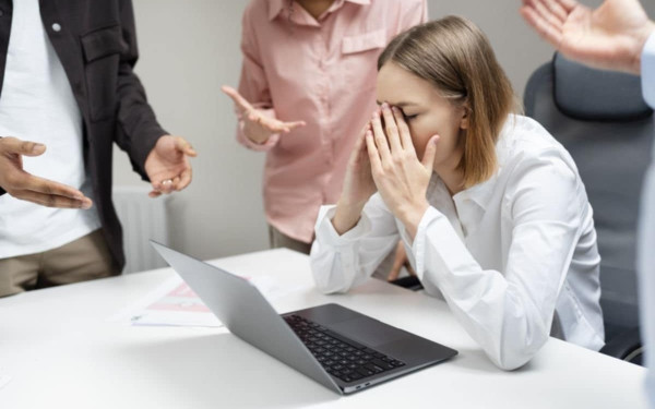 Όταν η εργασία παύει να είναι ασφαλής - Το φαινόμενο mobbing και η έκρηξη καταγγελιών για βία και παρενόχληση