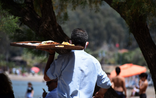 Οι 13 ώρες εργασίας δεν λύνουν το πρόβλημα σε τουρισμό και εστίαση