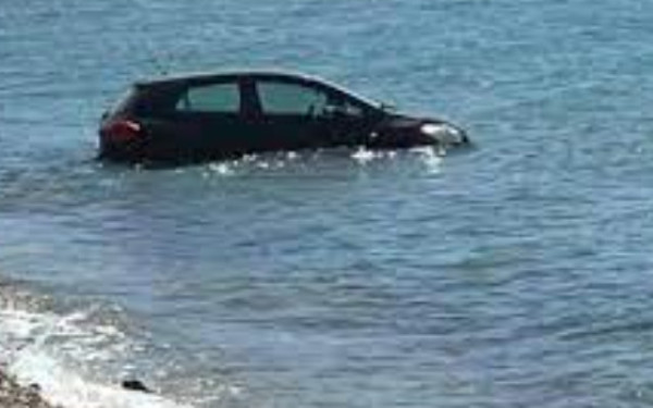 Χαλκιδική: Αυτοκίνητο βρέθηκε στη θάλασσα στην παραλία της Ν. Ποτίδαιας