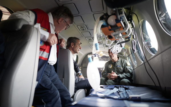 Παρουσία Μητσοτάκη η παραλαβή του τρίτου αεροπλάνου του ΕΚΑΒ