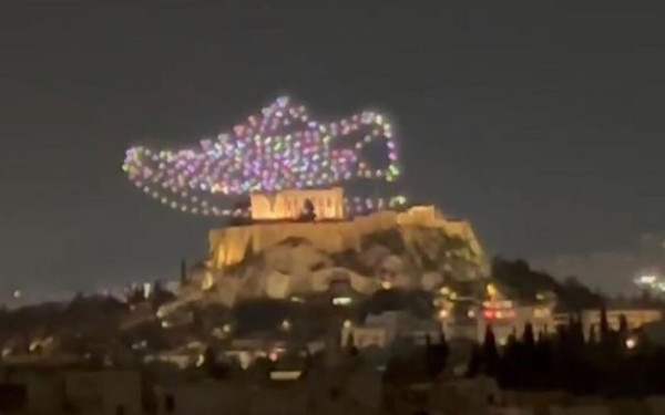 Γνωστή εταιρεία αθλητικών ειδών «διαφημίστηκε» στον ουρανό πάνω από την Ακρόπολη - Μήνυση καταθέτει το Υπουργείο Πολιτισμού (βίντεο)