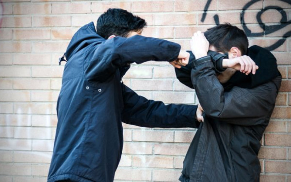 Συνελήφθησαν 5 ανήλικοι που επιτέθηκαν με γροθιές σε 14χρονο, έξω από σχολείο