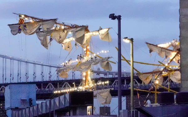 Σοκάρουν οι μαρτυρίες από τη στιγμή της πρόσκρουσης ιστιοφόρου στη γέφυρα Μπρούκλιν: «Βλέπαμε ανθρώπους να κρέμονται από τα κατάρτια για 15 λεπτά!» - Δείτε βίντεο