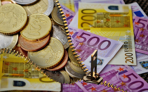 «Πρωτοβρόχια» φοροελαφρύνσεων 2 δισ. με αφετηρία τη ΔΕΘ