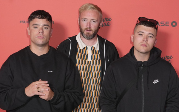 Μέλος του ιρλανδικού συγκροτήματος Kneecap τυλίχθηκε με σημαία της Χεζμπολάχ στη διάρκεια συναυλίας