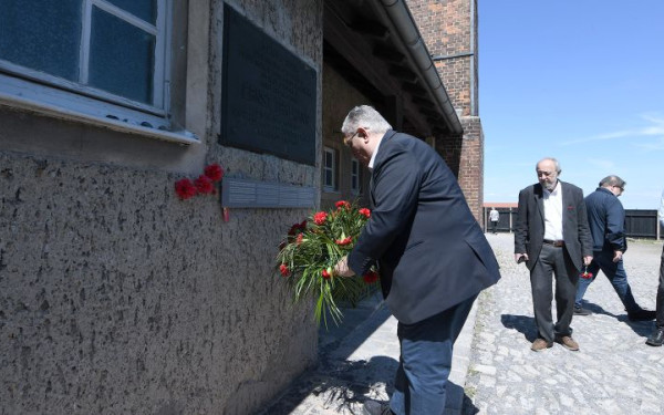 Επίσκεψη Κουτσούμπα στο πρώην ναζιστικό κολαστήριο του Μπούχενβαλντ - «Τον φασισμό βαθιά κατάλαβέ τον, δε θα πεθάνει μόνος, τσάκισέ τον»