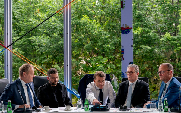 Ο Μακρόν, μετά την τηλεφωνική επικοινωνία με τον Τραμπ, δηλώνει ότι η Ρωσία δεν επιθυμεί ειρήνη