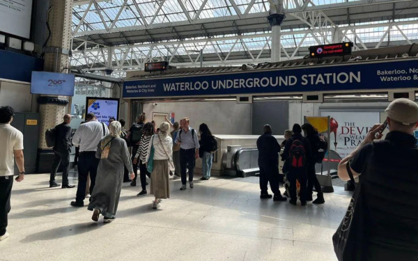 Προβλήματα σε δρομολόγια του μετρό στο Λονδίνο - Σημειώθηκαν διακοπές ρεύματος (βίντεο)