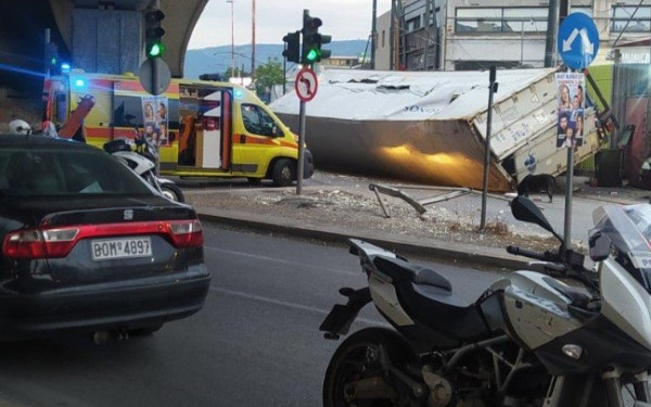 Αθήνα: Νταλίκα έπεσε από τη γέφυρα της Πέτρου Ράλλη