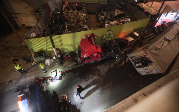 Αθήνα: Απίστευτες εικόνες από το τροχαίο με νταλίκα στην Πέτρου Ράλλη - Από θαύμα δεν περνούσε ΙΧ ή πεζός (βίντεο)