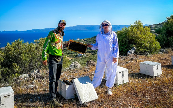Ζευγάρι μελισσοκόμων εγκαταλείπει την πόλη και αφιερώνει τη ζωή του στις μέλισσες Ζευγάρι μελισσοκόμων εγκαταλείπει την πόλη και αφιερώνει τη ζωή του στις μέλισσες