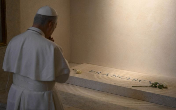 Ιταλία: Ο πάπας Λέων ο ΙΔ' άφησε ένα τριαντάφυλλο στον τάφο του Φραγκίσκου Ιταλία: Ο πάπας Λέων ο ΙΔ' άφησε ένα τριαντάφυλλο στον τάφο του Φραγκίσκου