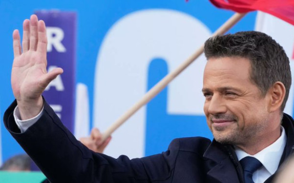 Πολωνία: Νικητής του πρώτου γύρου των προεδρικών εκλογών ο Ράφαλ Τρασκόφσκι (βίντεο)