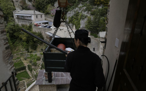 Αφιέρωμα του Associated Press στη Σιμωνόπετρα του Αγίου Όρους: Ένα μοναστήρι στην άκρη του γκρεμού υπερβαίνει τα εθνικά όρια της Ορθοδοξίας