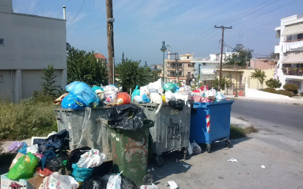 Θερμαϊκός: Στο… έλεος των σκουπιδιών - Η απεργία στην καθαριότητα τινάζει στον αέρα και τη «Λευκή Νύχτα»