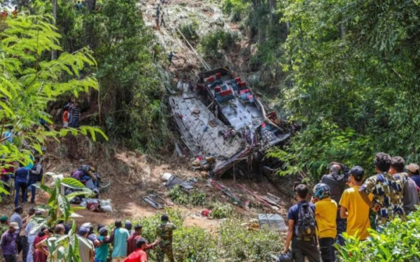 Σρι Λάνκα: Λεωφορείο με προσκυνητές έπεσε σε χαράδρα - Τουλάχιστον 21 νεκροί (βίντεο)