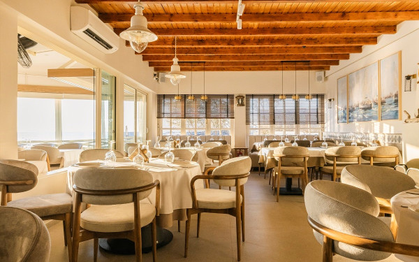 Βράχος: Ανανεωμένος, με υπέροχη θέα και μοναδικές γεύσεις… από τη Σμύρνη