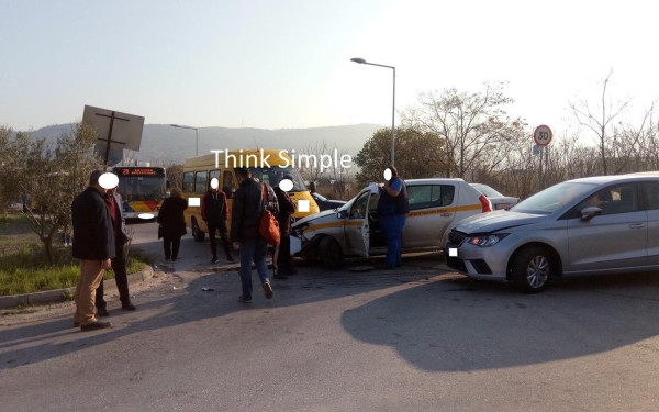 Σύγκρουση δύο ΙΧ με σχολικό λεωφορείο στην Πολίχνη