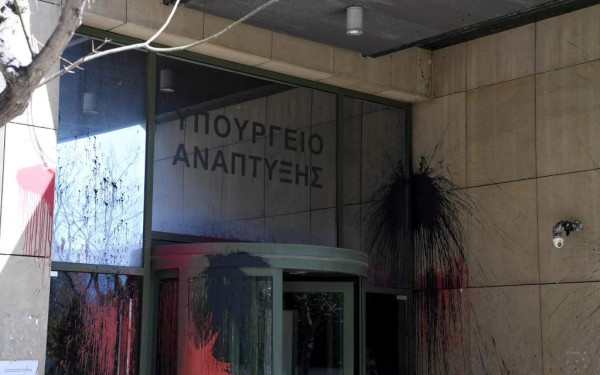 Ο Ρουβίκωνας «έβαψε» το υπουργείο Περιβάλλοντος 