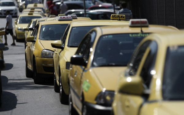 Ταξί: Αντίστροφη μέτρηση για τα αυτοκόλλητα - Πρόστιμο 1.000 ευρώ στους παραβάτες