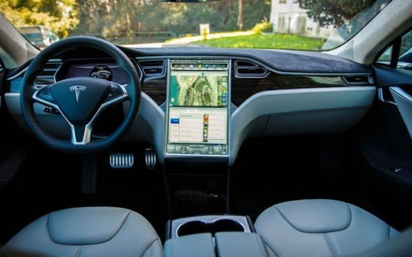 «Στα σύννεφα» ο Γάλλος υπουργός Οικονομικών - Βέβαιος ότι ο Μασκ θα επιλέξει τη Γαλλία για να επενδύσει Tesla