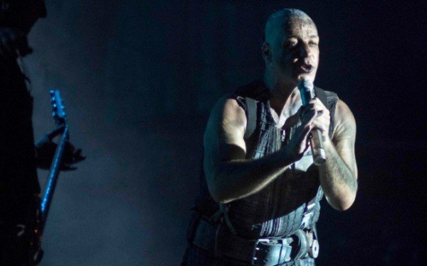 Ελβετία: Πολίτες διαδήλωσαν έξω από το γήπεδο που έπαιξαν οι Rammstein (βίντεο)