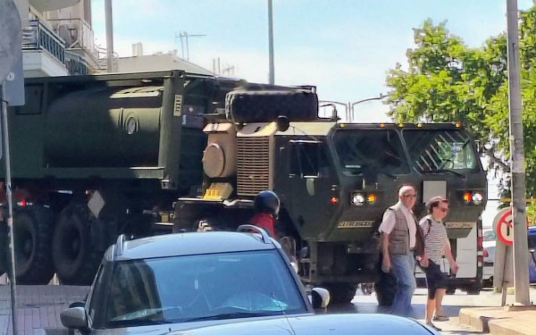 Θεσσαλονίκη:  Αμερικάνικο  στρατιωτικό όχημα ξήλωσε πασαλάκια στην Άνω Πόλη - Δείτε βίντεο