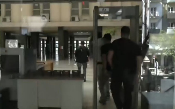 Θεσσαλονίκη: Προθεσμία για να απολογηθεί έλαβε ο 49χρονος Τούρκος που πυροβόλησε όχημα της ΕΥΠ στη Θέρμη (βίντεο) Θεσσαλονίκη: Προθεσμία για να απολογηθεί έλαβε ο 49χρονος Τούρκος που πυροβόλησε όχημα της ΕΥΠ στη Θέρμη (βίντεο)