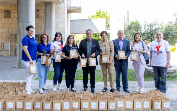 Θεσσαλονίκη: Ο Στέλιος Αγγελούδης μοίρασε φυτά για την Παγκόσμια Ημέρα Περιβάλλοντος - «H προστασία του περιβάλλοντος ξεκινά από μικρές πράξεις»