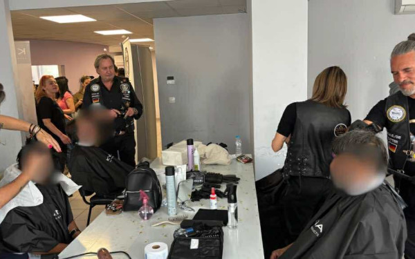 Θεσσαλονίκη: Δωρεάν κουρέματα και περιποίηση σε δεκάδες άστεγους και ευάλωτους πολίτες από κομμωτές της Γερμανίας (βίντεο)