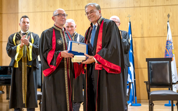 ΠΑΜΑΚ: Ο Γκίκας Α. Χαρδούβελης αναγορεύθηκε επίτιμος διδάκτορας