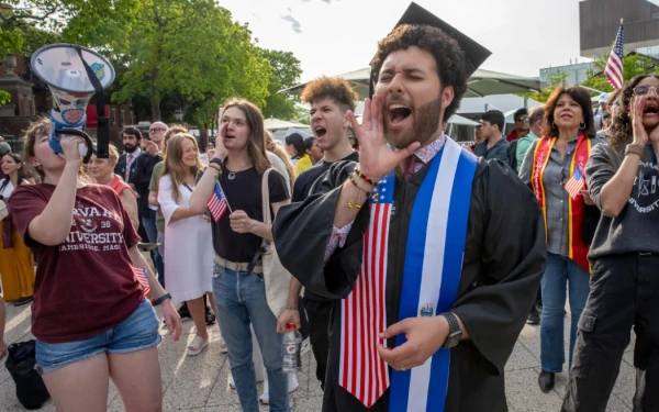 ΗΠΑ: Οι φοιτητές του Χάρβαρντ διαδηλώνουν αντιδρώντας στην επίθεση της κυβέρνησης Τραμπ