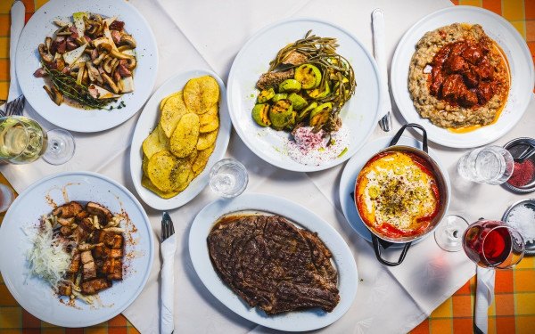 Το Ίγγλις: Σαν να μη πέρασε μια μέρα, η αιωνόβια ταβέρνα της Άνω Πόλης, εμπλουτίζει το μενού της και σας περιμένει