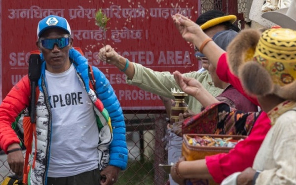 Ο Νεπαλέζος Κάμι Ρίτα Σέρπα «έσπασε» το δικό του ρεκόρ και έφθασε στην κορυφή του Έβερεστ για 31η φορά