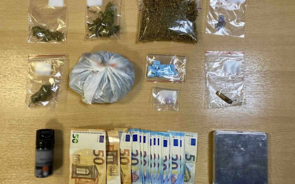 Πιερία: Ναρκωτικά, χρήματα και σπρέι πιπεριού στο σπίτι μιας γυναίκας