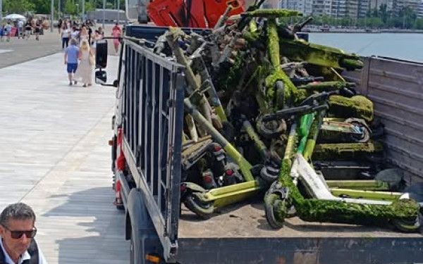 Θεσσαλονίκη: Δεκάδες πατίνια ανασύρθηκαν από τον βυθό του Θερμαϊκού