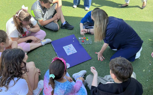 Παιδιά του 3ου Δημοτικού Ωραιοκάστρου «μπαίνουν στα παπούτσια» του Ειδικού Σχολείου Αγίου Αθανασίου