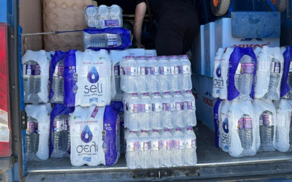 Σέρρες: Ο δήμος έδωσε εμφιαλωμένα νερά σε ευάλωτους πολίτες και σχολεία