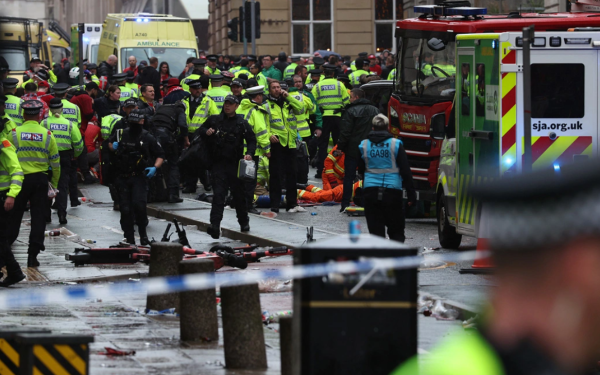 Αιματηρή επίθεση στο Λίβερπουλ: Ο 53χρονος ακολούθησε ασθενοφόρο για να σπάσει το μπλόκο και να πέσει πάνω στον κόσμο