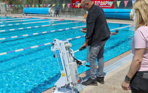 Δημοτικό Κολυμβητήριο Συκεών: Απέκτησε φορητή καρέκλα ανύψωσης για ΑμεΑ - Σε εξέλιξη η διαδικασία εγγραφών