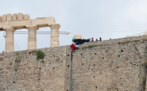 Νέα Αριστερά: 12 προσαγωγές μελών της που ύψωσαν την σημαία της Παλαιστίνης στην Ακρόπολη